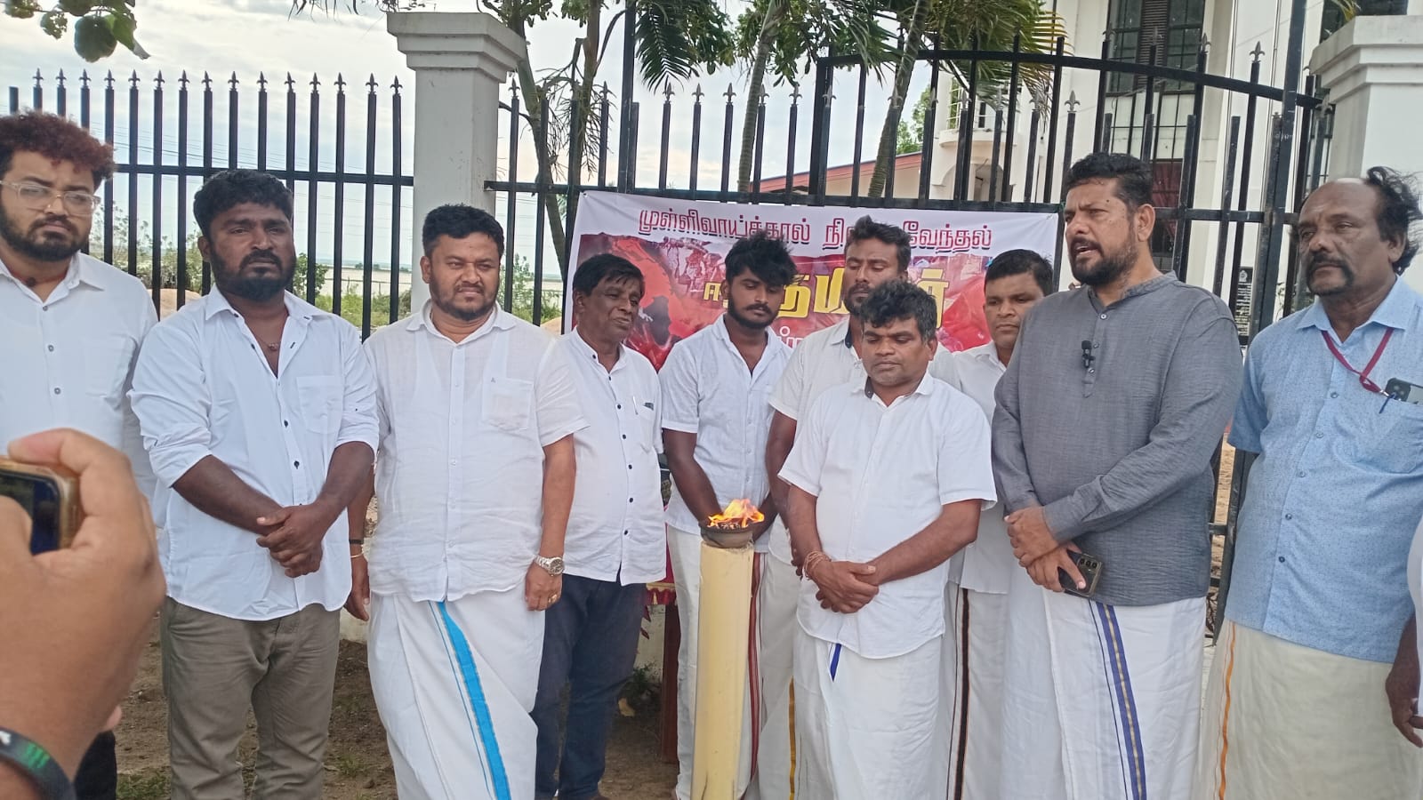 காரைதீவில் முள்ளிவாய்க்கால் நினைவேந்தல்  நிகழ்வு -கஞ்சி விநியோகம்!!