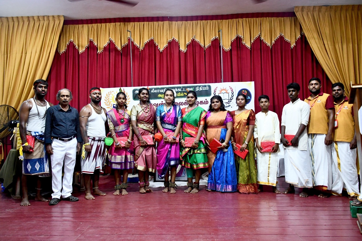 அன்னையர் தின நிகழ்வில் மேடையேறிய பிள்ளைகளின் கலை நிகழ்ச்சிகள் 