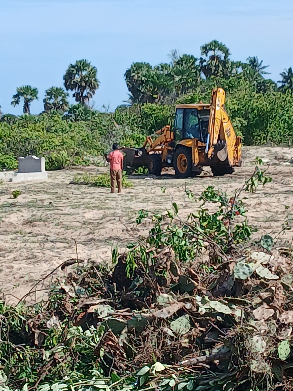 நேற்று முள்ளிவாய்க்கால் நினைவேந்தல் தினத்தை முன்னிட்டு கோமாரி மயானத்தில் பாரிய சிரமதானம் 