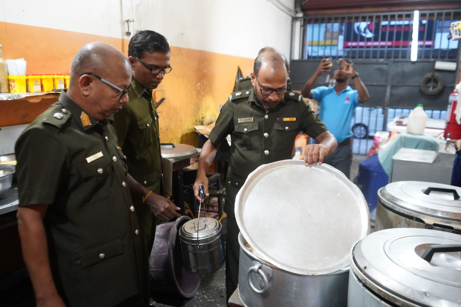 ஆலையடிவேம்பு உணவகங்களில் அதிரடிச் சோதனை: தரமற்ற உணவுகள் அழிப்பு