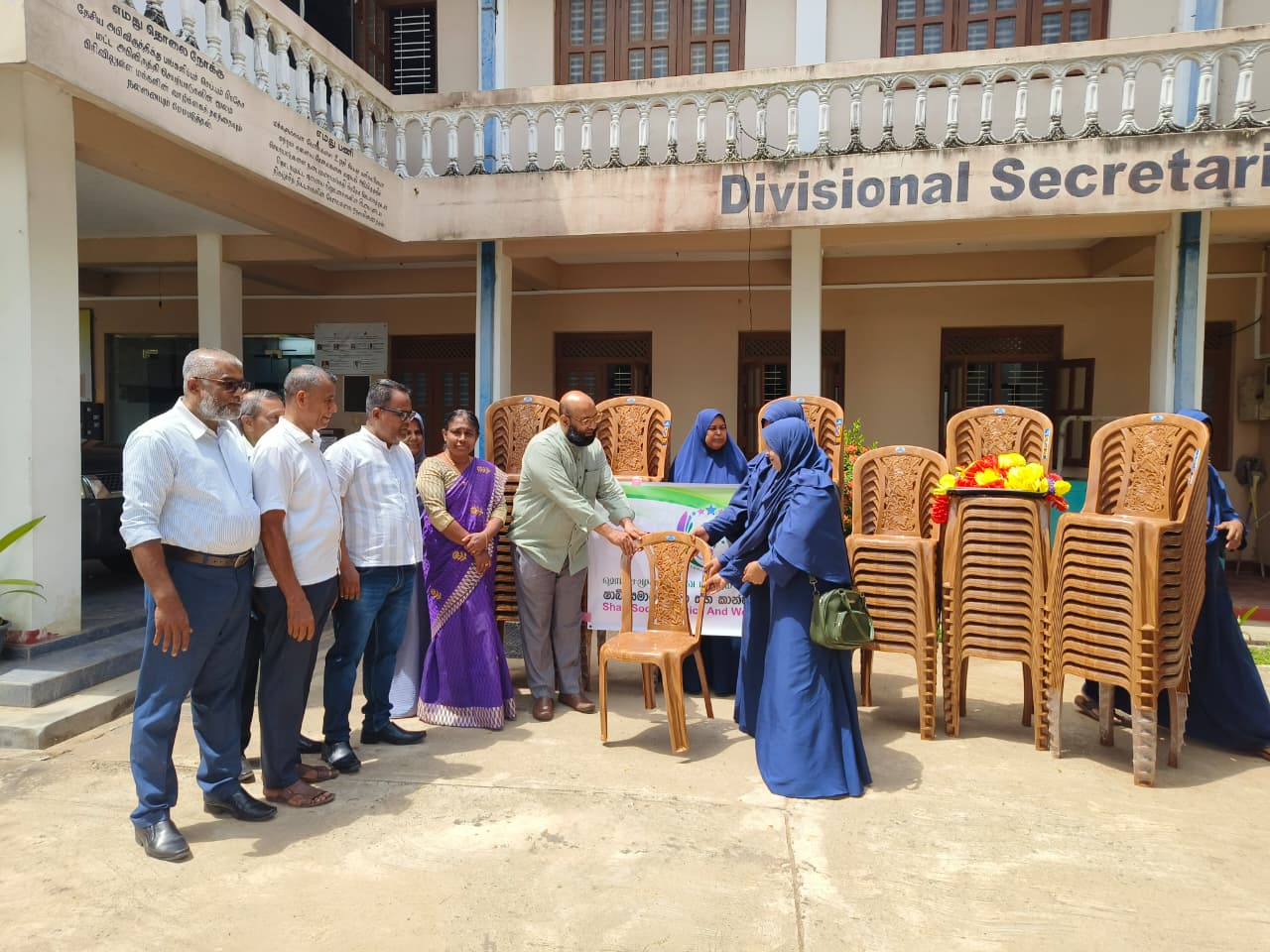 நாவிதன்வெளி ஷாபி சமூக சேவை மற்றும் மகளிர் அமைப்பிற்கு ஒரு தொகுதி கதிரைகள் வழங்கி வைப்பு