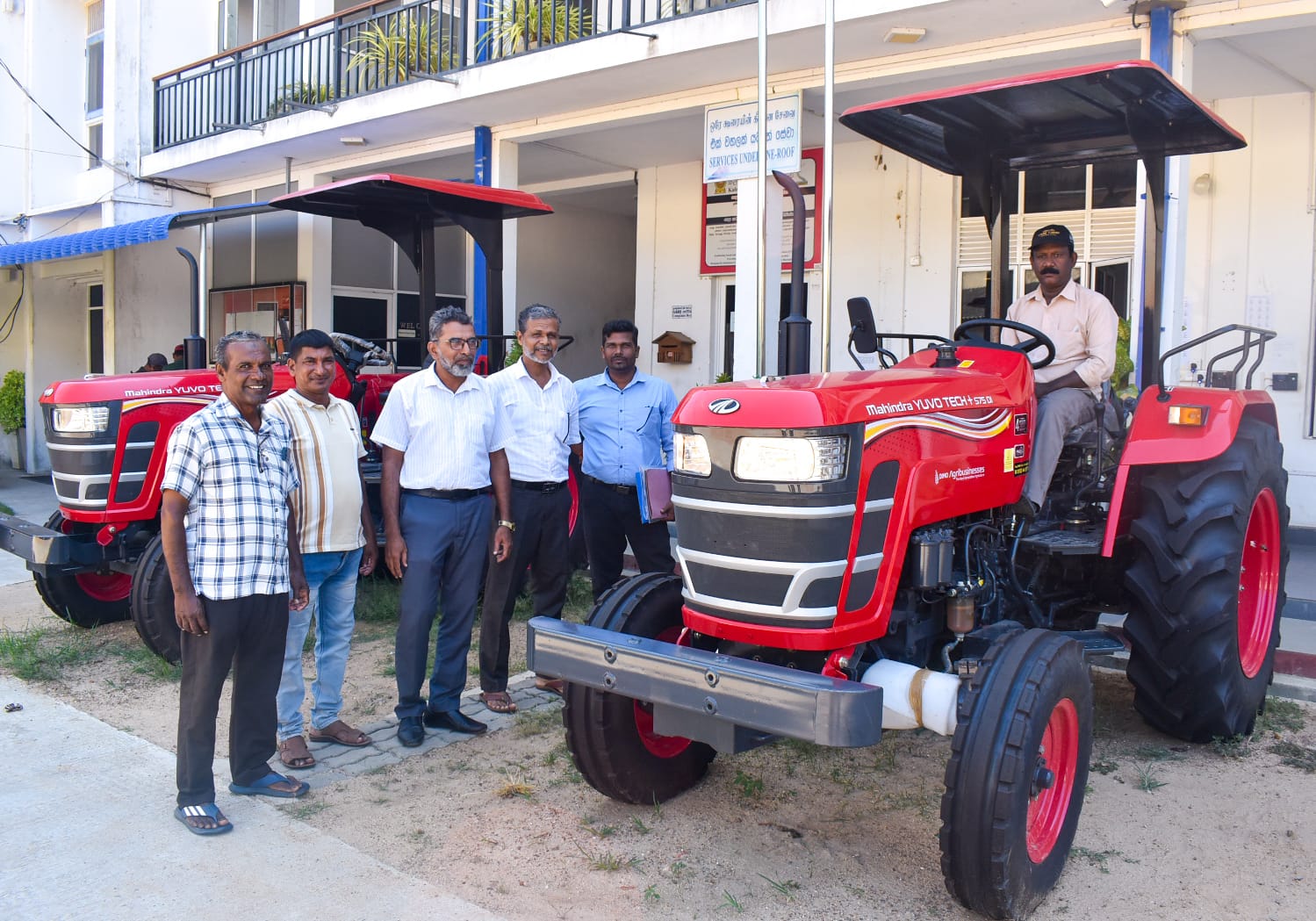 கல்முனை மாநகர சபையின்திண்மக்கழிவகற்றல் சேவைக்காக 02 புதிய ட்ரெக்டர்கள்.!