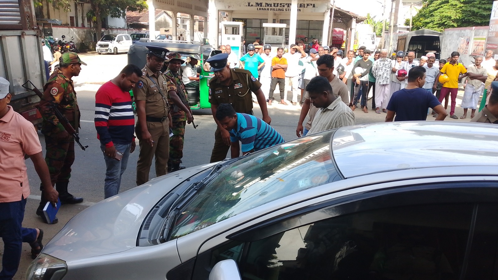 சாய்ந்தமருது பிரதான வீதியில் போதைப்பொருள் கடத்தல் கும்பல் கைது-மங்காத்தா திரைப்பட பாணியில் அதிரடி காட்டிய  பொலிஸ் பரிசோதகர்